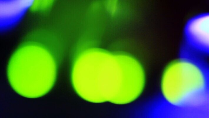 선 컨셉 인터넷 비즈니스 통신 부분 기술 사람없음 파란색 컴퓨터 디지털 자료 장비 정보 그물 네트워크 센터 플러그 전기에너지 연결 접속 속도 전자 철사 시스템 포트 스위치 랜 서버 신발장 인터페이스 네트워킹 MOV 해외동영상 클립영상 컬러 전자제품 에너지 동영상 파일형식