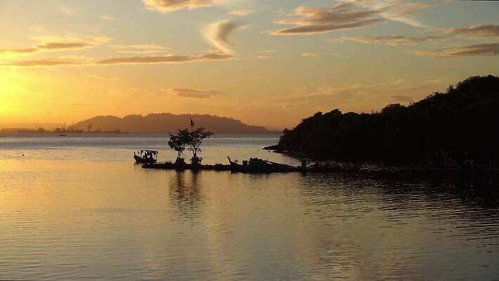파도 바다 오렌지 자연 하늘 아침 낚시 사람없음 야외 가로 반사 일출 항구 맑음 새벽 신선 만 어선 보트 낚시꾼 포트 어장 잔물결 수평선 4K MOV 해외동영상 클립영상 주간 자연요소 물결 배_교통 과일 교통시설 레저 날씨 노을 생태계 동영상 파일형식