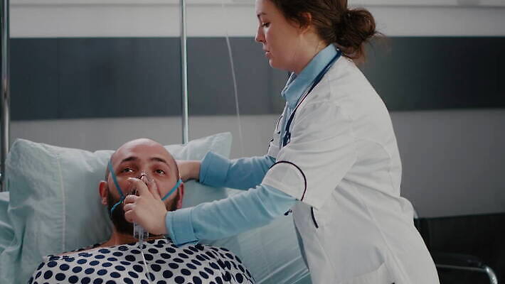 얼굴 건강 병원 가면 마스크 약 건강관리 모니터 검은색 방 고통 환자 간호사 의사 하트 침대 긴급 도움 호흡기관 맥박 호흡 질병 간호 확인 감시 병실 산소 거짓말 넣기 돌봄 바이탈 코로나바이러스 4K MOV 해외동영상 클립영상 모양 감정 컬러 가구 컨셉 의학 모션 관리 신체부위 컴퓨터 의료진 장기_의학 원소 바이러스 동영상 파일형식