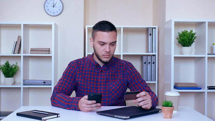 라이프스타일 남자 돈 인터넷 비즈니스 통신 표면 모바일 기술 한명 미소 금융 경제 스마트폰 핸드폰 쇼핑 독서 스크린 터치 업무 신용카드 이메일 어플리케이션 구매 연결 무선전화기 고객 스마트 와이파이 나눔 소매 온라인 전자상거래 소셜 힙스터 4K MOV 해외동영상 클립영상 1 패션 컨셉 표정 사람 생활 전자제품 스마트기기 작업 재산 전화기 무선인터넷 동영상 파일형식