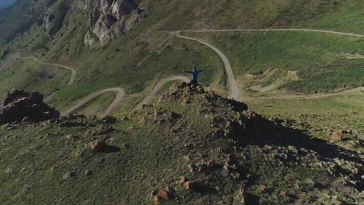 라이프스타일 도로 여행 곡선 자연 성공 아침 휴가 산 안테나 관리 한명 서기 야외 맑음 자유 안개 정상 오르기 궤도 통과 드론 사방 절정 필승 하이커 키르기스스탄 자극 4K 설정숏 MOV 해외동영상 클립영상 주간 1 길 선 컨셉 통신 교통시설 모션 날씨 촬영기법 사람 생활 우승 생태계 동영상 중앙아시아 파일형식