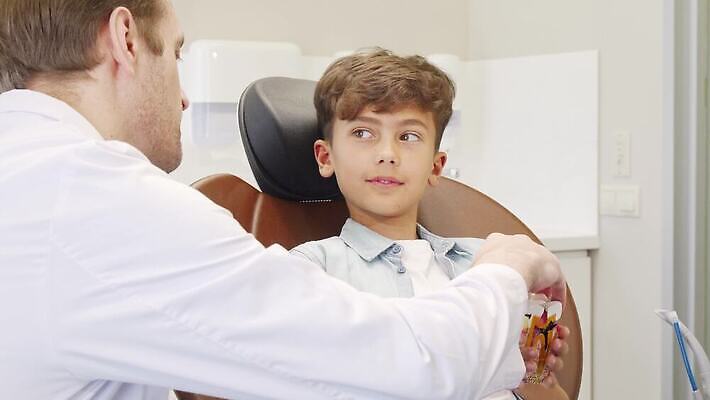 모델 직업 어린이 의자 가족 건강 치과 병원 미소 소년 두명 치료 사무실 약 건강관리 귀여움 장비 환자 의사 도구 입 구멍 치아 부식 치과의사 턱 보험 돌봄 위생관리 치통 4K 구강학 MOV 해외동영상 클립영상 남자 가구 컨셉 비즈니스 의학 관계 모션 표정 관리 사람 신체부위 의료진 소화기관 질병 동영상 파일형식