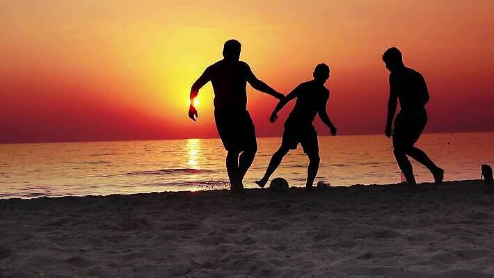 라이프스타일 남자 실루엣 스포츠 바다 포즈 공 놀이 휴가 사람 사람없음 야외 모래사장 햇빛 태양 일출 맑음 축구 일몰 활발 게임 그룹 킥 브라질 플레이어 브라질사람 4K MP4 해외동영상 클립영상 자연요소 컨셉 모션 날씨 촬영기법 생활 구기 노을 남아메리카 동영상 파일형식