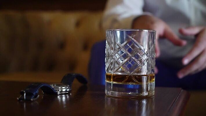 백인 라이프스타일 손 음료 와인잔 비즈니스 공장 유리 탁자 휴식 스트레스 기념 주류 사람 정장 성인 파티 마시기 알코올 잡기 칵테일 바 독약 고급 질병 야간 문제 중독 마약 버번 브랜디 우울증 위스키 코냑 세련 남용 중독자 MOV 해외동영상 클립영상 자연요소 서양인 옷 가구 컨셉 술잔 공업 의학 모션 재질 이벤트 생활 신체부위 와인 동영상 파일형식