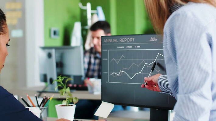 라이프스타일 손 디자인 백그라운드 컨셉 인터넷 비즈니스 통신 탁자 직장 사람 앉기 내부 초록색 노트북 컴퓨터 사무실 우주 상점 스크린 모니터 공책 웹 공백 방 키보드 업무 작업실 책상 온라인 4K MOV 해외동영상 클립영상 컬러 가구 회사 모션 문구용품 생활 신체부위 전자제품 작업 동영상 파일형식