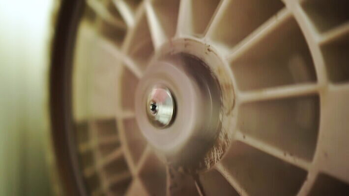 가사 부분 모션 놀이 사람없음 내부 금속 기계 손상 운전 덮개 벨트 흰색 원형 수리 씻기 빨래 진동 서비스 속도 눈금 드럼 세탁기 엔진 정비공 동영상 모터 깨짐 돌리기 베어링 철강 MOV 해외동영상 클립영상 도형 잡화 컬러 컨셉 재질 타악기 청결 가전제품 뚜껑 기술자 파일형식