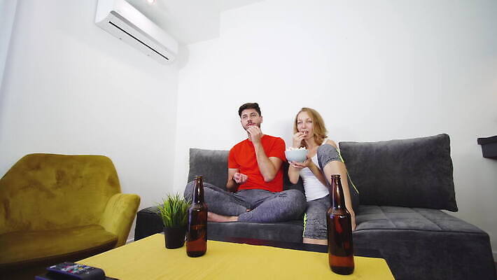 백인 커플 여자 남자 행복 음료 음식 스포츠 2 거실 응원 성공 주택 기념 맥주 함께함 농구 실내 서기 미소 성인 내부 두명 친구 축구 텔레비전 게임 알코올 배구 먹기 팝콘 점수 핸드볼 리빙 4K MOV 해외동영상 클립영상 서양인 감정 컨셉 관계 모션 놀이 주류 표정 사람 건물 전자제품 구기 동영상 파일형식