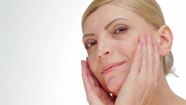 모델 응시 여자 얼굴 중년 백그라운드 실내 건강 한명 미소 금발 뷰티 섹시 유행 화장품 흰색 신선 화려 속눈썹 피부 순수 입술 피부관리 부드러움 내추럴 고립 돌봄 스타일 MP4 해외동영상 클립영상 1 헤어스타일 시선 컬러 컨셉 모션 표정 사람 성인 내부 신체부위 감각 눈썹 동영상 파일형식