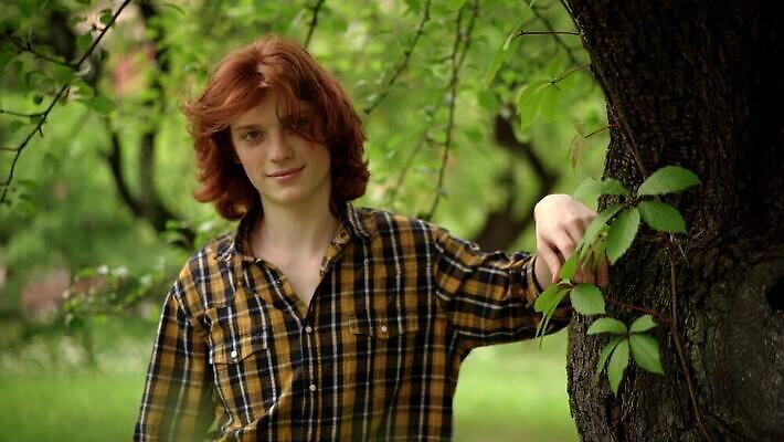 백인 모델 1 학생 라이프스타일 응시 옷 공원 남자 유럽 포즈 셔츠 바람 한명 사람 소년 성인 야외 10대 유행 도시 시원함 불기 생강 빨간머리 몽상가 스타일 힙스터 MP4 해외동영상 슬로모션 클립영상 자연요소 서양인 헤어스타일 시선 공공시설 패션 나라 어린이 상의 채소 모션 청소년 날씨 촬영기법 생활 동영상 파일형식