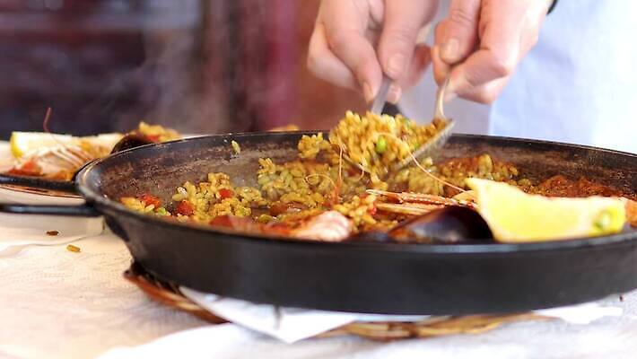 전통 접시 음식 포크 밥 조개 새우 육류 요리 사람없음 식당 식사 저녁식사 게 스페인 맛 먹기 레몬 해산물 준비 올리브 홍합 바르셀로나 점심식사 사프란 섞기 세피아 4K MP4 해외동영상 클립영상 식기 열매 유럽 컨셉 과일 식재료 모션 어패류 촬영기법 갑각류 상점 향신료 동영상 파일형식