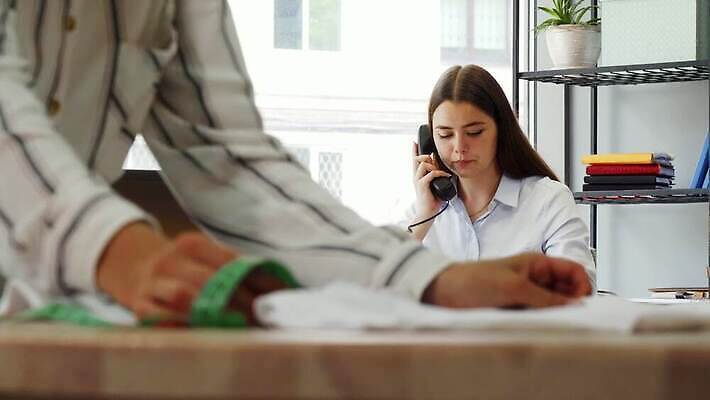 모델 직업 디자인 옷 여자 조각 티셔츠 비즈니스 사업가 통신 직장 줄자 창조 두명 스마트폰 유행 판매 세일 상점 직물 작업 비즈니스우먼 작업실 디자이너 동료 측정 경영자 투자 바쁨 통화 소매 수공예 재단 재단사 스타일리스트 스타일 4K MOV 해외동영상 클립영상 셔츠 회사 관계 모션 자 사람 핸드폰 스마트기기 직장인 공예 리더 동영상 파일형식