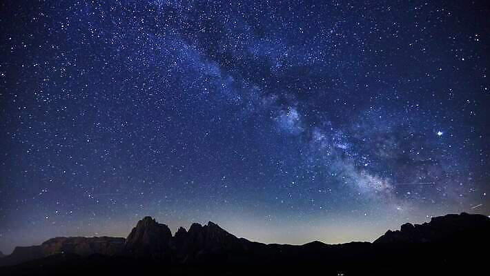유럽 별 과학 여행 백그라운드 자국 모션 자연 하늘 산 파노라마 사람없음 야외 우주 계곡 어둠 이탈리아 행성 야간 언덕 시골집 산등성이 은하계 천문학 별빛 성운 절정 4K 타임랩스 MP4 해외동영상 클립영상 자연요소 교육 나라 주택 촬영기법 빛 생태계 동영상 파일형식