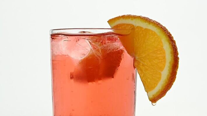 음료 로우앵글 분홍색 조각 백그라운드 오렌지 유리 주류 사람없음 옆모습 빨간색 얼음 젖음 추위 흰색 알코올 신선 칵테일 바 붓기 닫기 떨어짐 혼합 큐브 준비 상쾌 만들기 시럽 고립 냉각기 MOV 해외동영상 슬로모션 클립영상 자연요소 감정 뷰포인트 컬러 컨셉 과일 모션 재질 촬영기법 동영상 파일형식