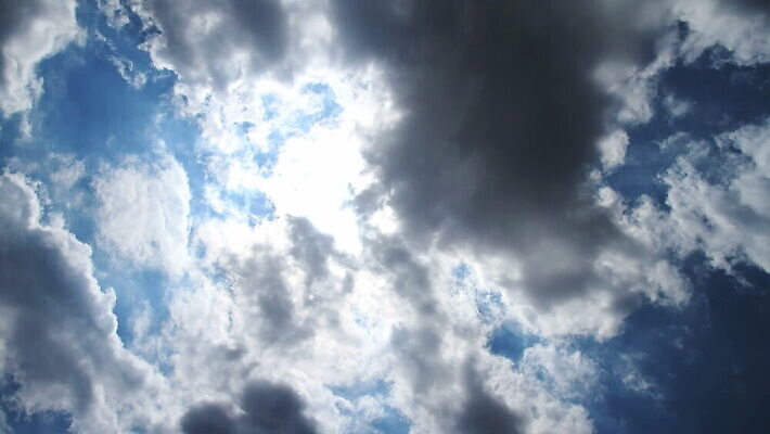 구름 컬러 백그라운드 자연 하늘 날씨 풍경 사람없음 야외 가로 여름 파란색 빛 햇빛 태양 우주 환경 흰색 전원 분위기 장면 천국 솜털 스카이라인 내추럴 오존 적란운 천창 유일 MOV 해외동영상 클립영상 자연요소 계절 컨셉 전기에너지 생태계 동영상 파일형식 구름_자연