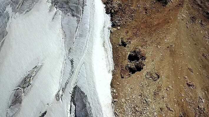 여행 겨울 하늘 산 안테나 파노라마 사람 사람없음 얼음 등산 트래킹 하이킹 광선 흰색 그룹 황무지 위험 오르기 알프스 암초 산봉우리 항공촬영 드론 산악가 원정 절정 카자흐스탄 눈내림 4K 알마티 MP4 해외동영상 클립영상 자연요소 계절 유럽 아시아 뷰포인트 컬러 컨셉 통신 모션 레저 눈_날씨 촬영기법 봉우리 동영상 파일형식