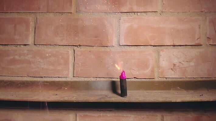 크리스마스 오렌지 불 벽돌 새해 폭죽 불꽃놀이 사람없음 빛 크래커 힘 소리 뜨거움 균열 연기 폭발 12월 폭발물 폭탄 가루 시끄러움 라이터 파열 다이너마이트 심지 점화 화상 MOV 해외동영상 슬로모션 클립영상 자연요소 기념일 무기 과일 모션 놀이 촬영기법 쿠키 날짜 상처 동영상 파일형식