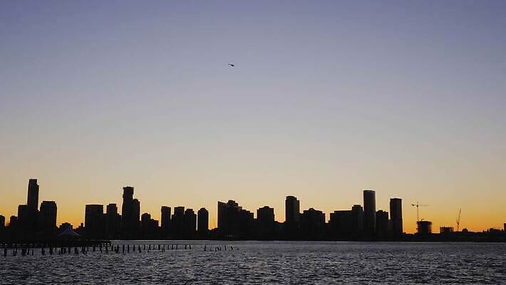 실루엣 오렌지 건축양식 하늘 새로움 사람없음 빛 강 도시풍경 햇빛 태양 일출 검은색 고층빌딩 미국 황혼 일몰 도시 도심 헬리콥터 저녁 항공 군용 뉴욕 수로 대도시 스카이라인 맨해튼 저지 허드슨강 4K MOV 해외동영상 클립영상 자연요소 건축 컬러 컨셉 북아메리카 과일 비행기 군대 촬영기법 풍경 빌딩 노을 야간 동영상 파일형식