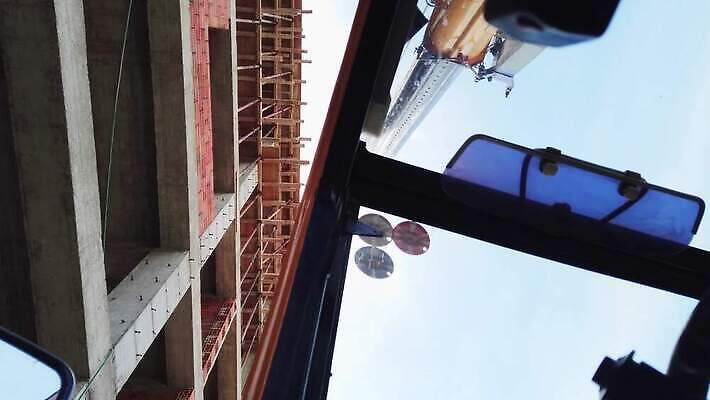 산업 자동차 하늘 모바일 노동자 프레임 안테나 사람없음 건물 파란색 노란색 금속 기계 손상 장비 화물 업무 체리 엔지니어 떨어짐 안전모 땅 기중기 리프트 감시 짐차 무거움 지게차 공학 개발 렌탈 리프팅 용량 인원 4K MP4 해외동영상 클립영상 직업 건축물 교육 육상교통 컬러 컨셉 과일 통신 재질 운송업 작업 중장비 기술자 무게 헬멧 안전장비 동영상 파일형식