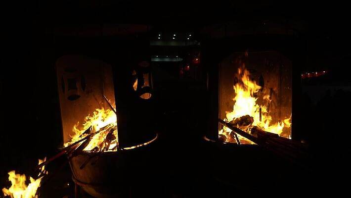 전통 종교 종이 문화 모션 불 휴가 불꽃 사람없음 빛 축제 중국 축하 연기 온도 연소 숭배 용광로 화상 4K MOV 해외동영상 클립영상 자연요소 아시아 컨셉 상처 동영상 파일형식