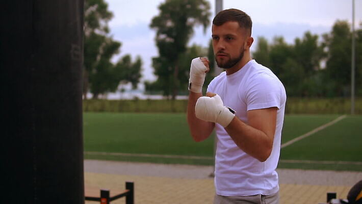 백인 손 남자 스포츠 가방 공 근육 수염 거리 한명 20대 야외 30대 금발 운동 힘 권투 연습 싸움 붕대 롤러 팔 공평 규율 운동가 MOV 해외동영상 클립영상 서양인 1 헤어스타일 잡화 모션 건강 사람 청년 신체부위 장년 격투기 동영상 파일형식