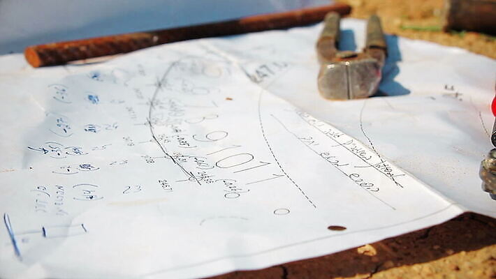 직업 디자인 산업 종이 백그라운드 비즈니스 건축양식 표면 바닥 사람없음 야외 건물 파란색 세트 갈색 금속 검은색 장비 건설현장 흰색 기구 공구 업무 그리기 계획 망치 인쇄 땅 스케치 천 오브젝트 그림 질감 먼지 펜치 시트 청사진 공학 단상 땅바닥 철강 프로젝트 MOV 해외동영상 클립영상 건축물 교육 건축 컬러 컨셉 모션 재질 건설업 미술 도구 직물 작업 동영상 파일형식
