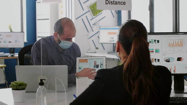 백인 직업 여자 얼굴 비즈니스 직장 대화 가면 마스크 사람 사무실 알약 디지털 작업 비즈니스맨 비즈니스우먼 바이러스 보호 연결 동료 예방 감염 고립 소셜 위생관리 전염병 코로나바이러스 뉴노멀 4K 락다운 MOV 해외동영상 클립영상 서양인 남자 컨셉 회사 관계 관리 말하기 신체부위 경제 약 직장인 질병 동영상 파일형식