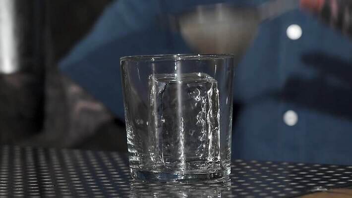 직업 라이프스타일 남자 산업 음료 과일 비즈니스 유리 탁자 주방용품 노동자 주류 한명 장식 파티 식당 얼음 알코올 업무 칵테일 바 우아함 떨어짐 웨이터 계산대 필름 서비스 클럽 준비 복고 상업 바텐더 조작 철강 필터 유흥 셰이커 4K MOV 해외동영상 클립영상 자연요소 1 가구 생활용품 컨셉 재질 사람 이벤트 생활 상점 작업 동영상 파일형식