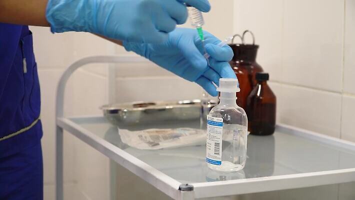 직업 장갑 건강 병원 주사기 치료 약 방 장비 흐름 간호사 의사 긴급 바늘 액체 바이러스 떨어짐 질병 준비 튜브 주사약 외과 테라피 해결 조제 돌봄 치유 투입 헬프 항생제 코로나바이러스 4K MP4 해외동영상 클립영상 잡화 컨셉 의학 의료기기 모션 뷰티 의료진 도구 도움 만들기 동영상 파일형식