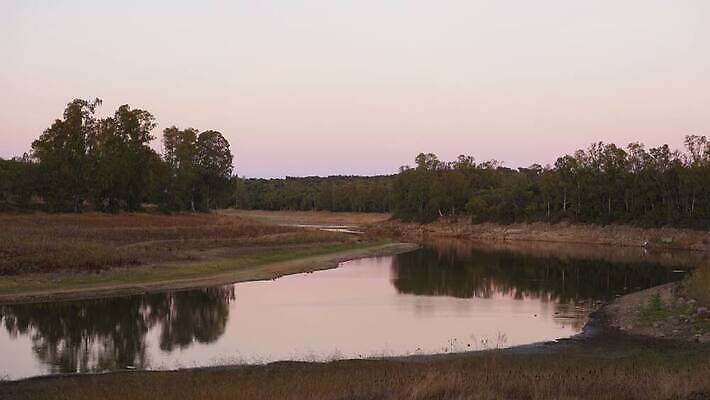 공원 유럽 선 벽 여행 건축양식 하늘 오리 파노라마 풍경 사람없음 야외 건물 물 파란색 강 도시풍경 야자수 탑 일몰 도시 역사 스페인 아치 타운 천연기념물 고고학 랜드마크 로마인 스페인어 아랍어 옛날 4K MOV 해외동영상 클립영상 자연요소 나무 건축물 공공시설 교육 건축 나라 컬러 조류 촬영기법 인종 노을 동영상 파일형식