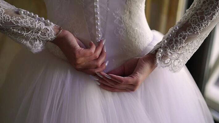 백인 손 드레스 옷 여자 딸 리본 결혼 신혼부부 결혼식 기념 이벤트 성인 유행 귀여움 낭만 흰색 축하 가운 고급 우아함 닫기 묘사 들러리 착용 코르셋 헬프 스타일 놓기 MOV 해외동영상 클립영상 서양인 부부 컬러 컨셉 가족 모션 사람 신체부위 도움 신혼 동영상 하객 파일형식