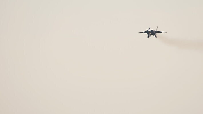 무기 날개 모션 하늘 비행기 사람없음 운동 힘 일몰 고급 파일럿 공군 항공 군용 싸움 전쟁 러시아 쇼 제트기 육군 세대 에어쇼 대패 스트라이크 폭격기 4K MOV 해외동영상 클립영상 레이스천 직업 유럽 컨셉 항공교통 대중교통 군대 건강 노을 직물 동영상 파일형식