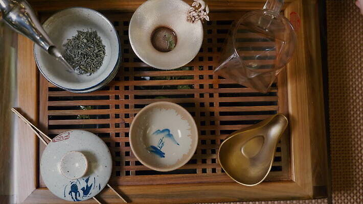 전통 문화 유리 주류 건강 동양인 사람없음 컵 빨간색 초록색 물 일본 중국 화목 기구 뜨거움 도자기 사발 붓기 차 맛 수증기 찻잔 찻주전자 녹차 서비스 향기 아로마 서빙 머리위 동쪽 주인 유리주전자 백자 투입 필터 MOV 해외동영상 클립영상 자연요소 식기 아시아 음료 컬러 컨셉 모션 재질 주전자 잔 인종 차_음료 사기그릇 방향 냄새 동영상 파일형식