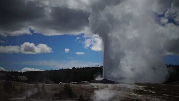 구름 여행 북아메리카 자연 하늘 휴가 파노라마 국립공원 풍경 사람없음 물 세계 여행객 미국 봄 에너지 액체 재산 수증기 숲 폭발 땅 언덕 내추럴 와이오밍 지열 4K MP4 해외동영상 클립영상 자연요소 계절 공원 촬영기법 아메리카 사람 금융 생태계 동영상 파일형식