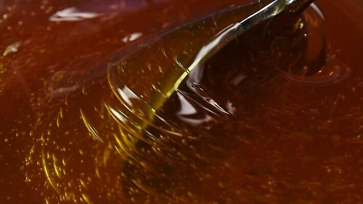 음식 백그라운드 오렌지 재료 부분 모션 디저트 건강 요리 사람없음 갈색 노란색 우주 금속 숟가락 젖음 흐름 신선 투명 액체 황금 붓기 닫기 달콤 떨어짐 유혹 각도 서빙 시럽 꿀 느림 충동구매 내추럴 아카시아 채식주의자 유체 MOV 해외동영상 클립영상 나무 컬러 컨셉 과일 재질 수저 쇼핑 맛 채식 동영상 과소비 파일형식