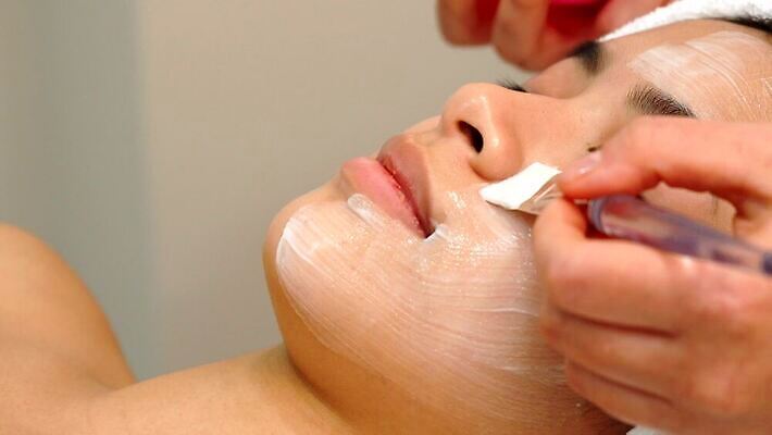 직업 라이프스타일 손 여자 얼굴 2 신체 모션 휴식 건강 가면 한명 미소 사람 동양인 성인 뷰티 머리 상점 스파 침묵 화장품 흰색 붓 닫기 미용사 고객 피부 코 테라피 거짓말 돌봄 수분크림 패닝샷 신청 4K MOV 해외동영상 클립영상 1 컬러 컨셉 촬영기법 표정 인종 생활 신체부위 소리 동영상 파일형식