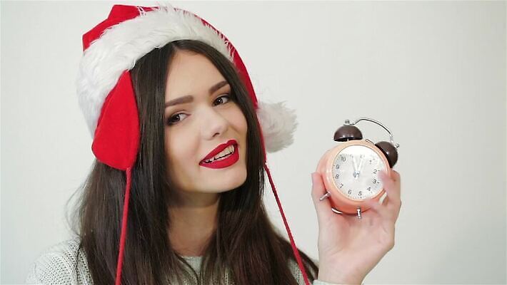 백인 모자 1 여자 행복 장갑 크리스마스 회색배경 휴가 새로움 실내 선물 한명 미소 웃음 사람 빨간색 상자 산타클로스 놀람 흰색 춤 연도 흰배경 2016년 고립 몽환 클라우스 MP4 해외동영상 클립영상 서양인 잡화 기념일 감정 컬러 백그라운드 컨셉 문화예술 표정 내부 회색 동영상 파일형식