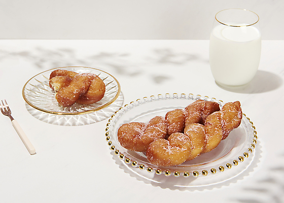 포토 JPG 스튜디오촬영 접시 포크 디저트 실내 사람없음 우유 설탕 흰배경 꽈배기 꽈배기빵 우유잔 국내포토 식기 음식 빵 백그라운드 잔 유제품 내부 흰색 파일형식