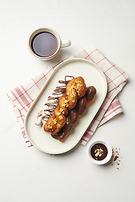 포토 JPG 스튜디오촬영 접시 커피 디저트 실내 사람없음 장식 하이앵글 커피잔 천 흰배경 꽈배기 꽈배기빵 음식데코레이션 초코맛 초코시럽 화이트초콜릿 국내포토 식기 음료 음식 빵 뷰포인트 백그라운드 잔 내부 초콜릿 흰색 직물 맛 시럽 파일형식