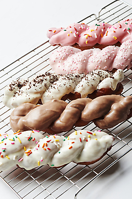 포토 JPG 스튜디오촬영 디저트 실내 사람없음 장식 초콜릿 흰배경 꽈배기 꽈배기빵 음식데코레이션 초코맛 코코아가루 화이트초콜릿 스프링클 식힘망 국내포토 음식 빵 백그라운드 내부 주방도구 흰색 맛 가루 제빵도구 파일형식