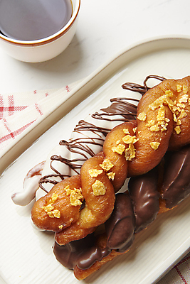 포토 JPG 스튜디오촬영 접시 커피 디저트 실내 사람없음 장식 하이앵글 초콜릿 커피잔 천 흰배경 꽈배기 꽈배기빵 음식데코레이션 초코맛 화이트초콜릿 국내포토 식기 음료 음식 빵 뷰포인트 백그라운드 잔 내부 흰색 직물 맛 파일형식