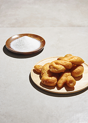 포토 JPG 스튜디오촬영 디저트 실내 사람없음 설탕 흰배경 꽈배기 꽈배기빵 나무접시 국내포토 접시 음식 빵 백그라운드 내부 흰색 파일형식