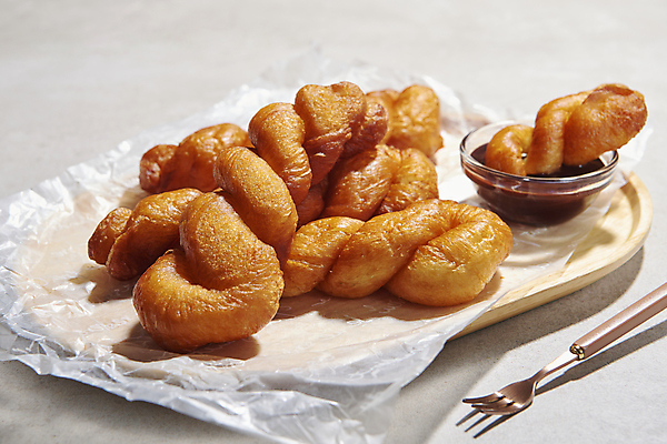 포토 JPG 스튜디오촬영 그릇 포크 디저트 실내 사람없음 흰배경 꽈배기 꽈배기빵 나무접시 초코시럽 종이호일 국내포토 식기 접시 음식 빵 백그라운드 내부 초콜릿 흰색 시럽 파일형식