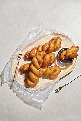 포토 JPG 스튜디오촬영 그릇 포크 디저트 실내 사람없음 하이앵글 흰배경 꽈배기 꽈배기빵 나무접시 초코시럽 종이호일 국내포토 식기 접시 음식 빵 뷰포인트 백그라운드 내부 초콜릿 흰색 시럽 파일형식