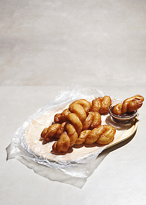 포토 JPG 스튜디오촬영 그릇 디저트 실내 사람없음 흰배경 꽈배기 꽈배기빵 나무접시 초코시럽 종이호일 국내포토 식기 접시 음식 빵 백그라운드 내부 초콜릿 흰색 시럽 파일형식