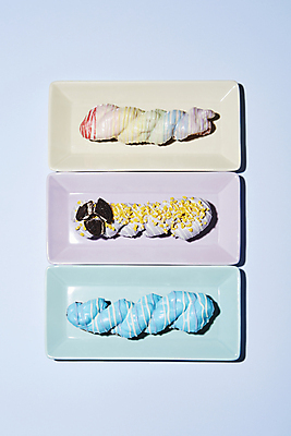 포토 JPG 스튜디오촬영 접시 디저트 실내 사람없음 장식 하이앵글 쿠키 파란배경 무지개색 꽈배기 꽈배기빵 음식데코레이션 초코맛 화이트초콜릿 국내포토 식기 음식 빵 뷰포인트 백그라운드 내부 파란색 컬러풀 초콜릿 맛 파일형식