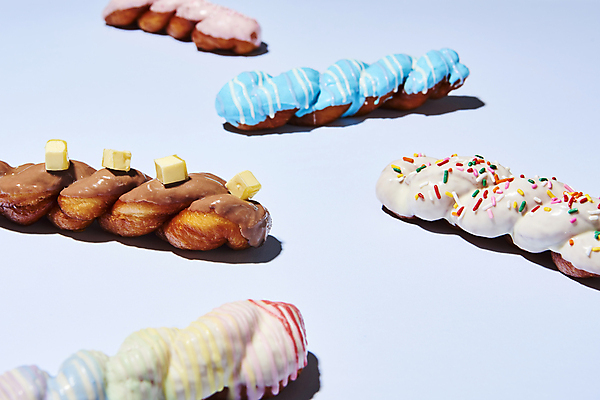 포토 JPG 스튜디오촬영 디저트 실내 사람없음 장식 초콜릿 파란배경 토핑 버터 꽈배기 꽈배기빵 음식데코레이션 초코맛 화이트초콜릿 스프링클 국내포토 음식 빵 백그라운드 내부 파란색 맛 파일형식