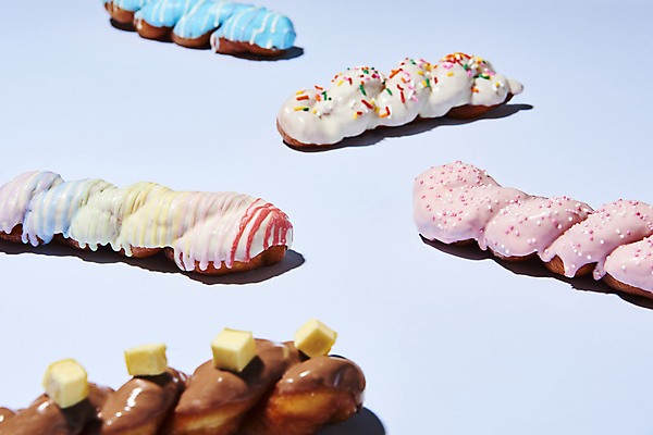 포토 JPG 스튜디오촬영 디저트 실내 사람없음 장식 초콜릿 파란배경 토핑 버터 꽈배기 꽈배기빵 음식데코레이션 초코맛 화이트초콜릿 스프링클 국내포토 음식 빵 백그라운드 내부 파란색 맛 파일형식