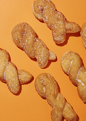 포토 JPG 스튜디오촬영 디저트 실내 사람없음 하이앵글 설탕 일렬 꽈배기 꽈배기빵 주황색배경 국내포토 음식 빵 뷰포인트 백그라운드 내부 주황색 파일형식