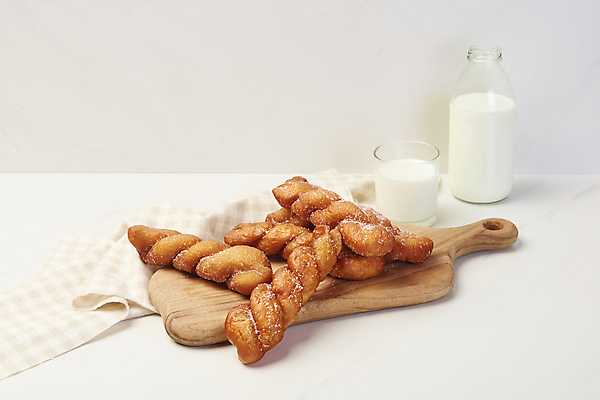 포토 JPG 스튜디오촬영 디저트 실내 사람없음 우유 우유병 설탕 천 흰배경 꽈배기 꽈배기빵 나무도마 우유잔 국내포토 음식 빵 백그라운드 병_용기 잔 유제품 도마 내부 목재 흰색 직물 파일형식