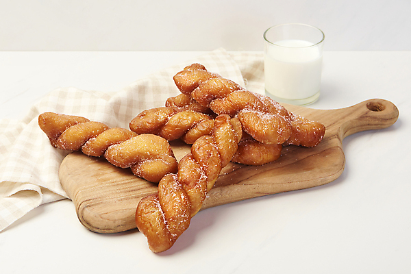 포토 JPG 스튜디오촬영 디저트 실내 사람없음 우유 설탕 천 흰배경 꽈배기 꽈배기빵 나무도마 우유잔 국내포토 음식 빵 백그라운드 잔 유제품 도마 내부 목재 흰색 직물 파일형식